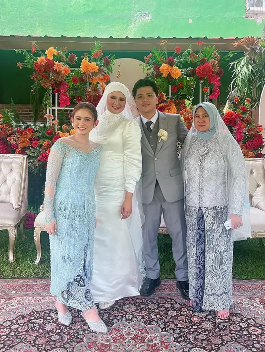 Di momen tersebut, bintang film KKN di Desa Penari itu tampil menawan dibalut kebaya warna biru muda yang sama dengan sang ibunda.