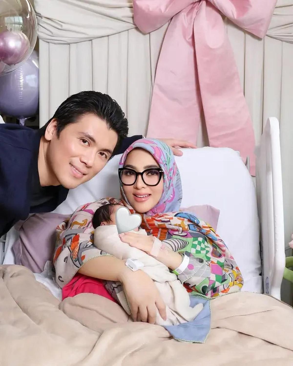 6 Gaya Mahal Syahrini Momong Princess R, Serba Hermes dari Selimut Rp19 Juta hingga Tas Rp700 Juta-an