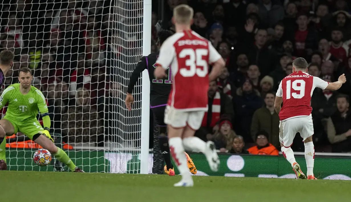 Gelandang Arsenal, Leandro Trossard (kanan) mencetak gol penyeimbang 2-2 ke gawang Bayern Munchen pada laga leg pertama babak perempatfinal Liga Champions 2023/2024 di Emirates Stadium, London, Selasa (9/4/2024) malam. (AP Photo/Frank Augstein)
