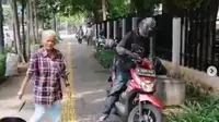 Pemotor arogan serempet pejalan kaki di trotoar Jakarta Pusat (Merdeka.com)