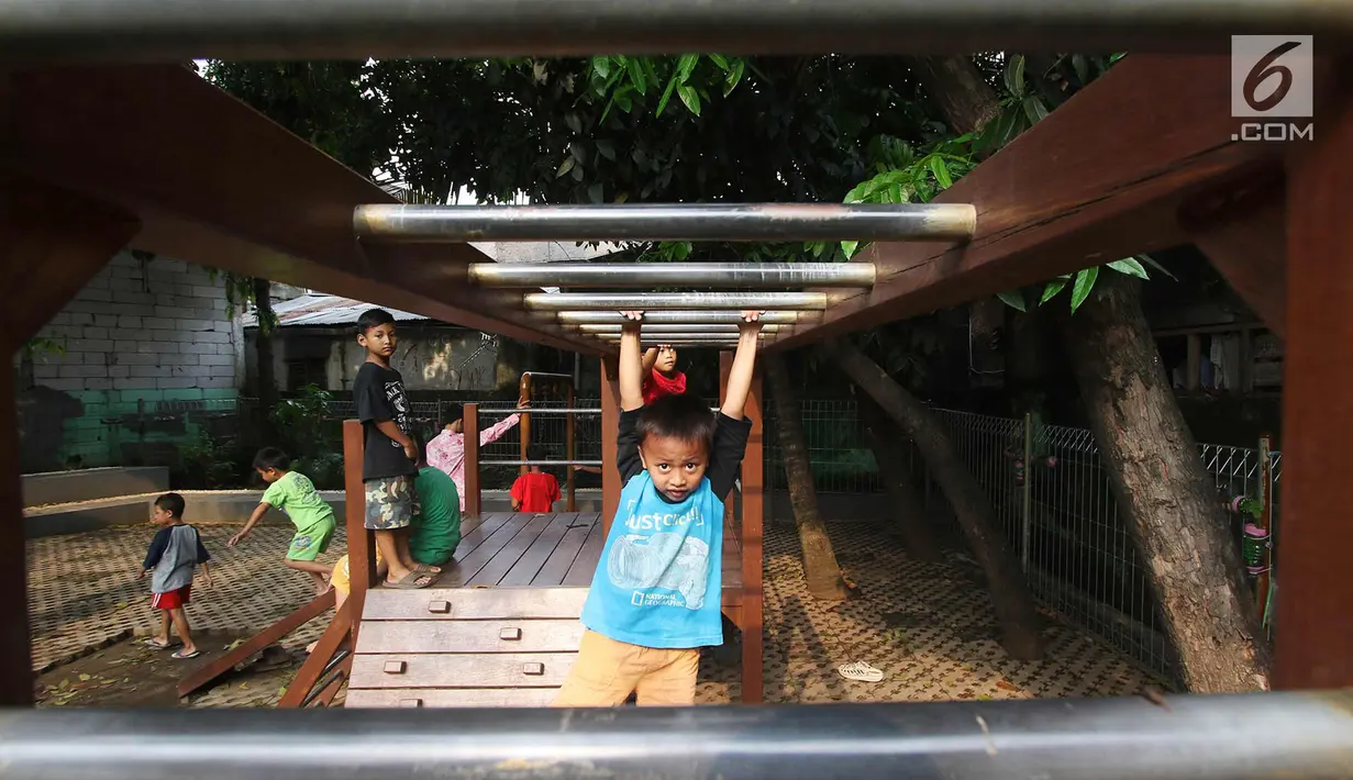 Ekspresi seorang anak saat bermain di Ruang Publik Terpadu Ramah Anak (RPTRA) Ramli, Jakarta Selatan, Senin (23/10). Pemkot Jakarta Selatan pada 2018 akan membangun 10 RPTRA dengan biaya APBD Rp 17 miliar. (Liputan6.com/Immanuel Antonius)