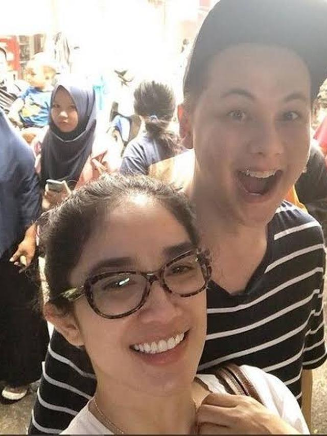 Artis Tampan Berbelanja di Pasar