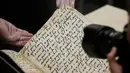 Sebuah penggalan naskah Al-Quran tertua di dunia difoto di perpustakaan Universitas Birmingham, Inggris, Rabu (22/7/2015). Penanggalan radiokarbon menunjukkan manuskrip itu berusia setidaknya 1.370 tahun. (REUTERS/Peter Nicholls)
