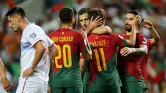 Para pemain Portugal merayakan gol Joao Felix ke gawang Luksemburg pada pertandingan sepak bola Grup J Kualifikasi Euro 2024 di Stadion Algarve, luar Faro, Portugal, Senin (11/9/2023). Portugal menang 9-0 atas Luksemburg. (AP Photo/Joao Matos)