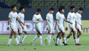 Timnas Indonesia U-17 kalah dari Malaysia U-17 dalam laga kedua Grup A Piala AFF U-17 2026 di Stadion Gelora Joko Samudro, Gresik, Kamis (16/4/2026) malam WIB. (Bola.com/Muhammad Iqbal Ichsan)