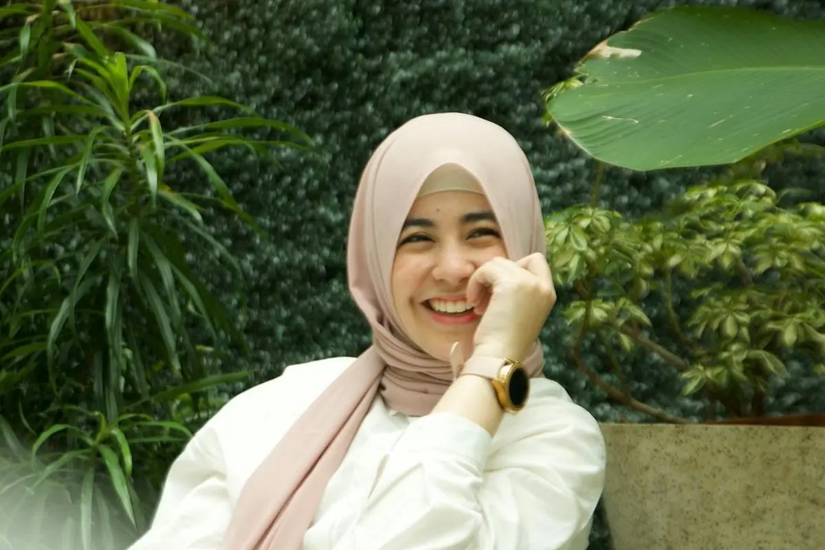 Identik Penampilan Syari, Ini 6 Gaya Risty Tagor Pakai Pashmina hingga Segi Empat
