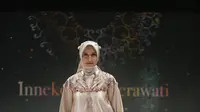 Inneke Koesherawati di peragaan koleksi fashion Ranti bertajuk Golden Sahara