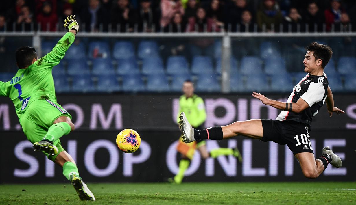 Striker Juventus, Paulo Dybala, berebut bola dengan dengan kiper Sampdoria, Emil Audero, pada laga Serie A 2019 di Stadion Luigi Ferraris, Rabu (18/12). Juventus menang 2-1 atas Sampdoria. (AFP/Marco Bertorello)