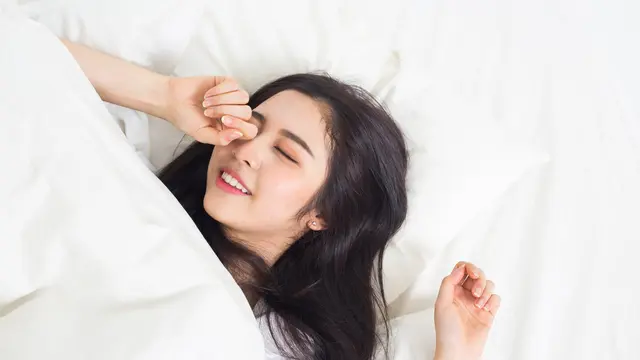 Tips Melindungi Rambut Panjang dari Kusut dan Rontok Saat Tidur di Malam Hari