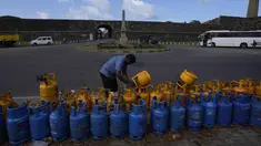 Seorang pria menggunakan gembok untuk mengamankan tabung gas memasaknya yang kosong yang ditempatkan dalam antrean mengharapkan pasokan pemerintah di Galle, Sri Lanka, Selasa (28/6/2022). Warga Sri Lanka harus mengantre panjang demi mendapatkan elpiji untuk memasak di tengah krisis yang melanda negaranya. (AP Photo/Eranga Jayawardena)