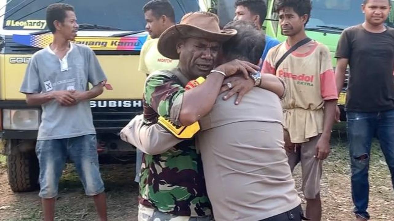 Pria ini Nangis Dipelukan Perwira Polisi, Terharu Jalanan Desa Diperbaiki Usai Bertahun-tahun Rusak