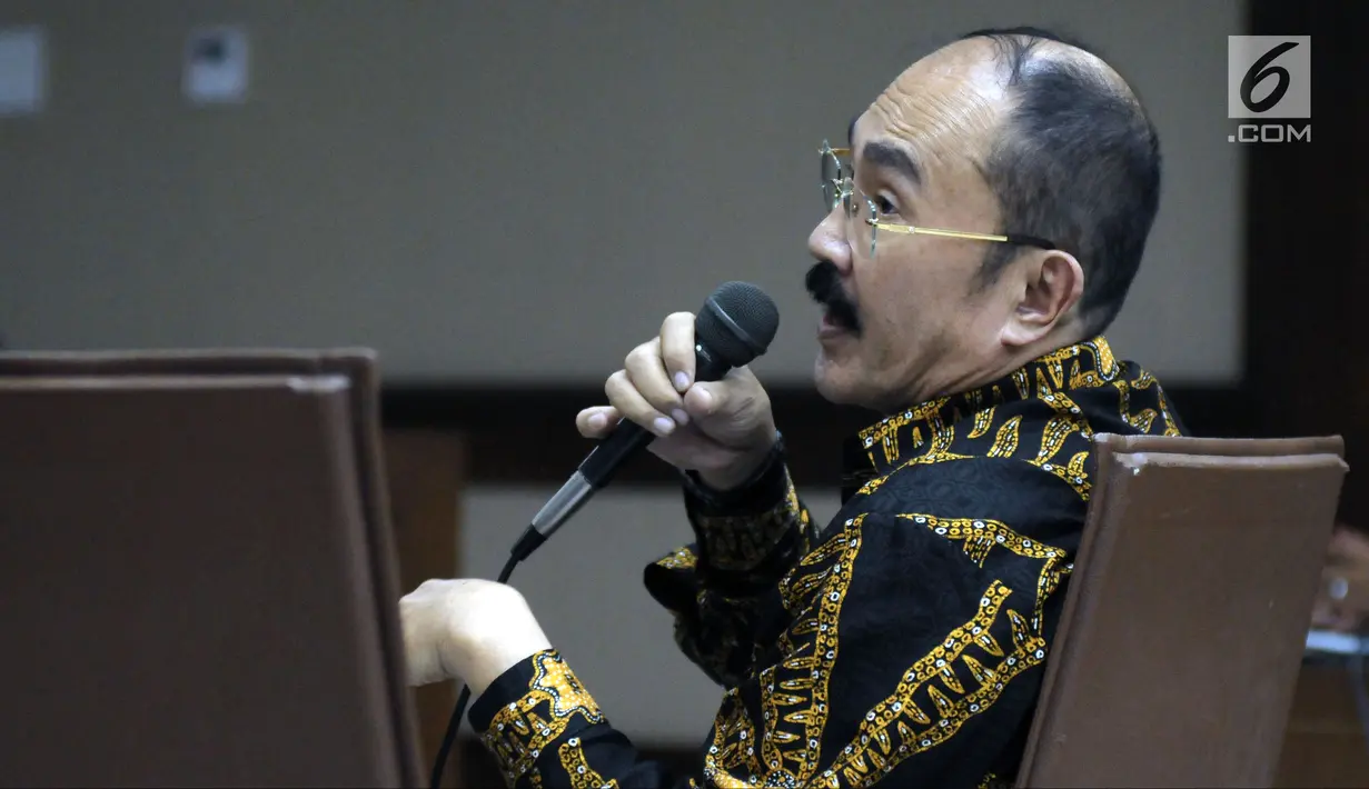 Terdakwa perkara merintangi penyidikan KPK pada kasus korupsi e-KTP, Fredrich Yunadi menjawab pertanyaan pada sidang lanjutan di Pengadilan Tipikor, Jakarta, Kamis (24/5). Sidang memeriksa keterangan terdakwa. (Liputan6.com/Helmi Fithriansyah)
