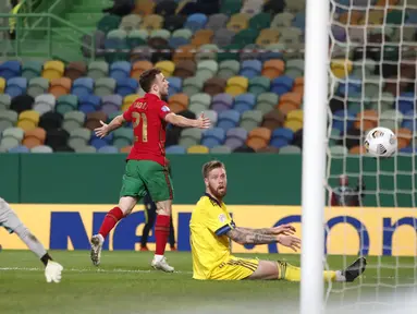Pemain Portugal Diogo Jota melakukan selebrasi usai mencetak gol ke gawang Swedia pada pertandingan UEFA Nations League di Stadion Jose Alvalade, Lisbon, Portugal, Rabu (14/10/2020). Portugal menang 3-0. (AP Photo/Armando Franca)