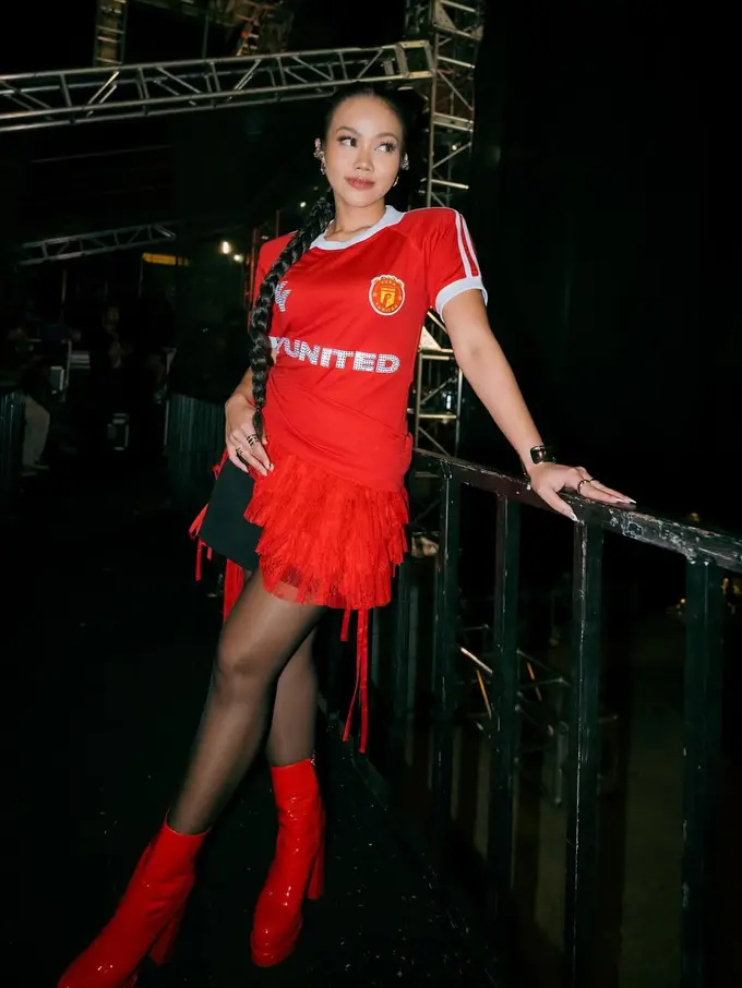 Gaya Yura Yunita Tampil Sporty Feminin dengan Sentuhan Jersey Bola “Yunited” Saat Manggung