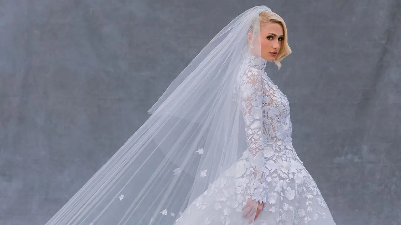 Gaun pernikahan Paris Hilton rancangan Oscar de la Renta