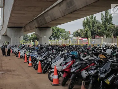 Sejumlah sepeda motor terparkir di Park and Ride di kawasan Lebak Bulus, Jakarta, Kamis (28/3). Park and Ride Stasiun MRT Lebak Bulus memiliki luas sekitar 8.000 meter persegi. (Liputan6.com/Faizal Fanani)