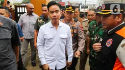 Wakil Presiden Gibran Rakabuming Raka mendatangi posko pengungsian korban kebakaran di Lapangan Merah Polres Metro Jakarta Pusat. (Liputan6.com/Herman Zakharia)