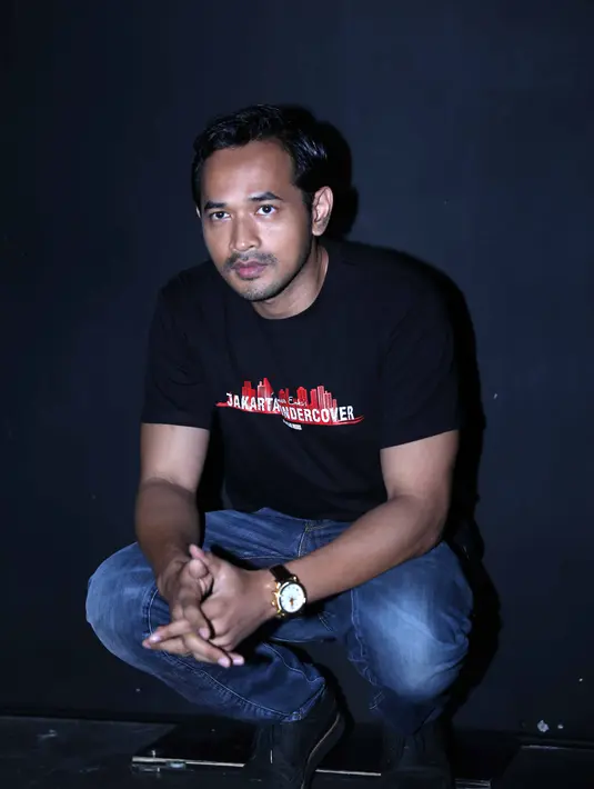 Kemampuan akting Oka Antara kembali diuji. Kali ini, aktor 35 tahun itu berperan sebagai wartawan bernama Pras. Sebagai perantau, ia ingin membuat tulisan tentang tabir hitam gemerlapnya Jakarta. (Nurwahyunan/Bintang.com)