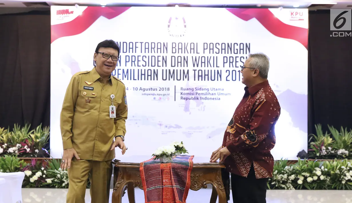 Mendagri, Tjahjo Kumolo (kiri) bersama Ketua KPU, Arief Budiman saat meninjau ruang pendaftaran bakal capres/cawapres Pemilu 2019 di Gedung KPU Pusat, Jakarta, Senin (6/8). Pendaftaran akan ditutup 10 Agustus mendatang. (Liputan6.com/Helmi Fithriansyah)