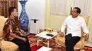 Muhammad Kusrin pemilik usaha UD Haris Elektronika yang memproduksi TV murah dan sempat tutup lantaran dianggap tidak memiliki SNI, diterima Presiden Joko Widodo di Istana Merdeka pada hari Senin pagi 25 Januari 2016. (Foto : Agus Suparto)