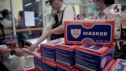 Warga membeli masker di Jak Mart milik PD Pasar Jaya di  Pasar Pramuka, Jakarta Timur, Jumat (6/3/2020). Masker dijual seharga Rp 125.000 perbox dengan syarat satu orang wajib menunjukan KTP dan dibatasi hanya mendapatkan satu box. (Liputan6.com/Faizal Fanani)
