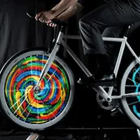 Dalam gelap, velg sepeda ini bisa keluar berbagai macam gambar keren yang bikin kamu takjub. (Via: www.jebiga.com)