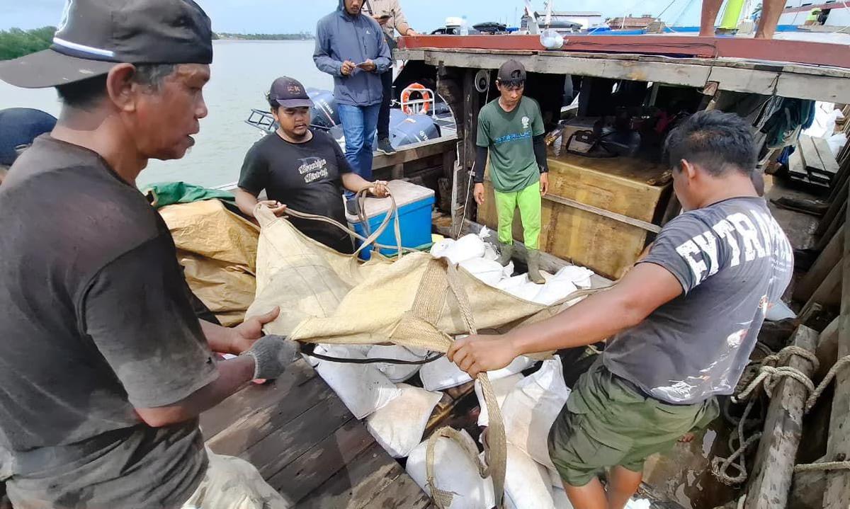 FOTO: TNI AL Gagalkan Penyelundupan Bijih Timah Ilegal di Selat Bangka