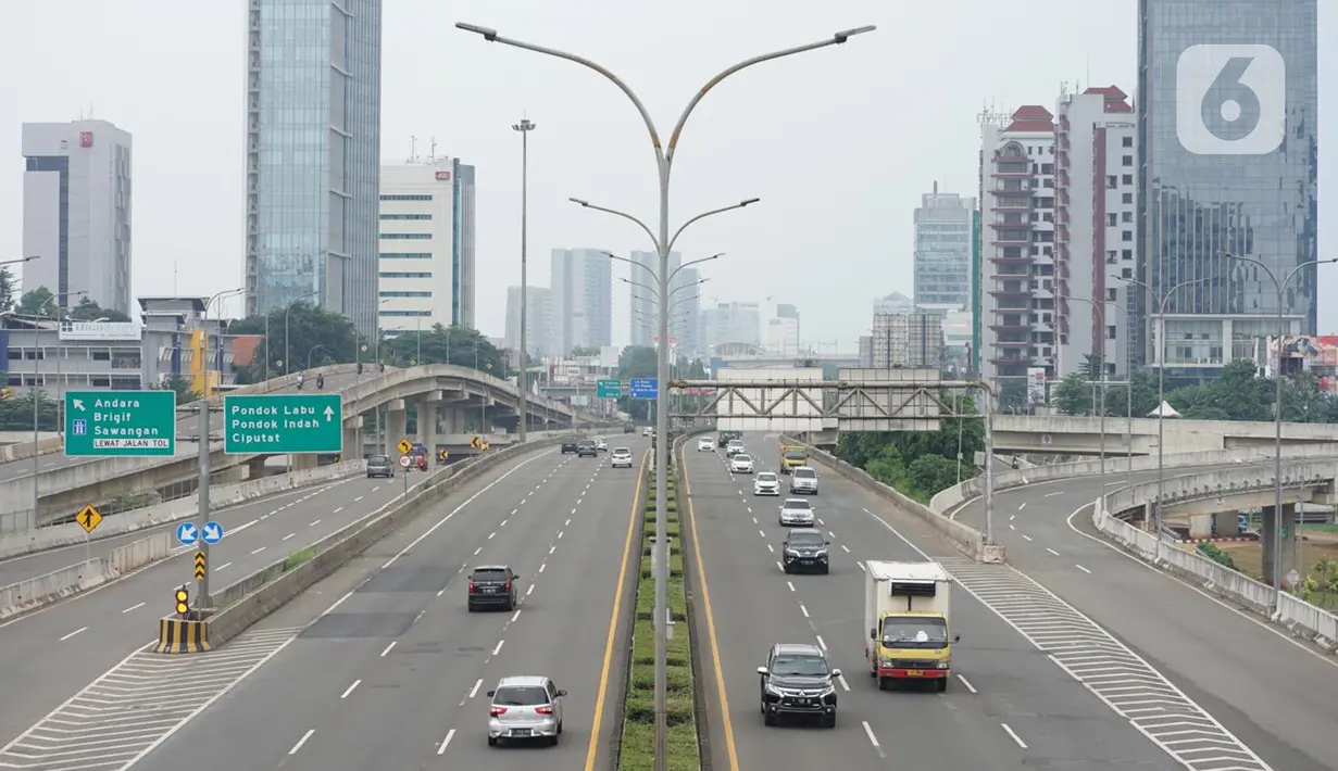 Kendaraan melintasi ruas jalan tol di Jakarta, Minggu (10/5/2020). Kepala Badan Pengatur Jalan Tol Danang Parikesit mengatakan, penurunan lalu lintas harian rata-rata (LHR) kendaraan jalan tol selama PSBB di DKI, Jawa Barat dan Banten berkisar 42 persen - 60 persen. (Liputan6.com/Immanuel Antonius)