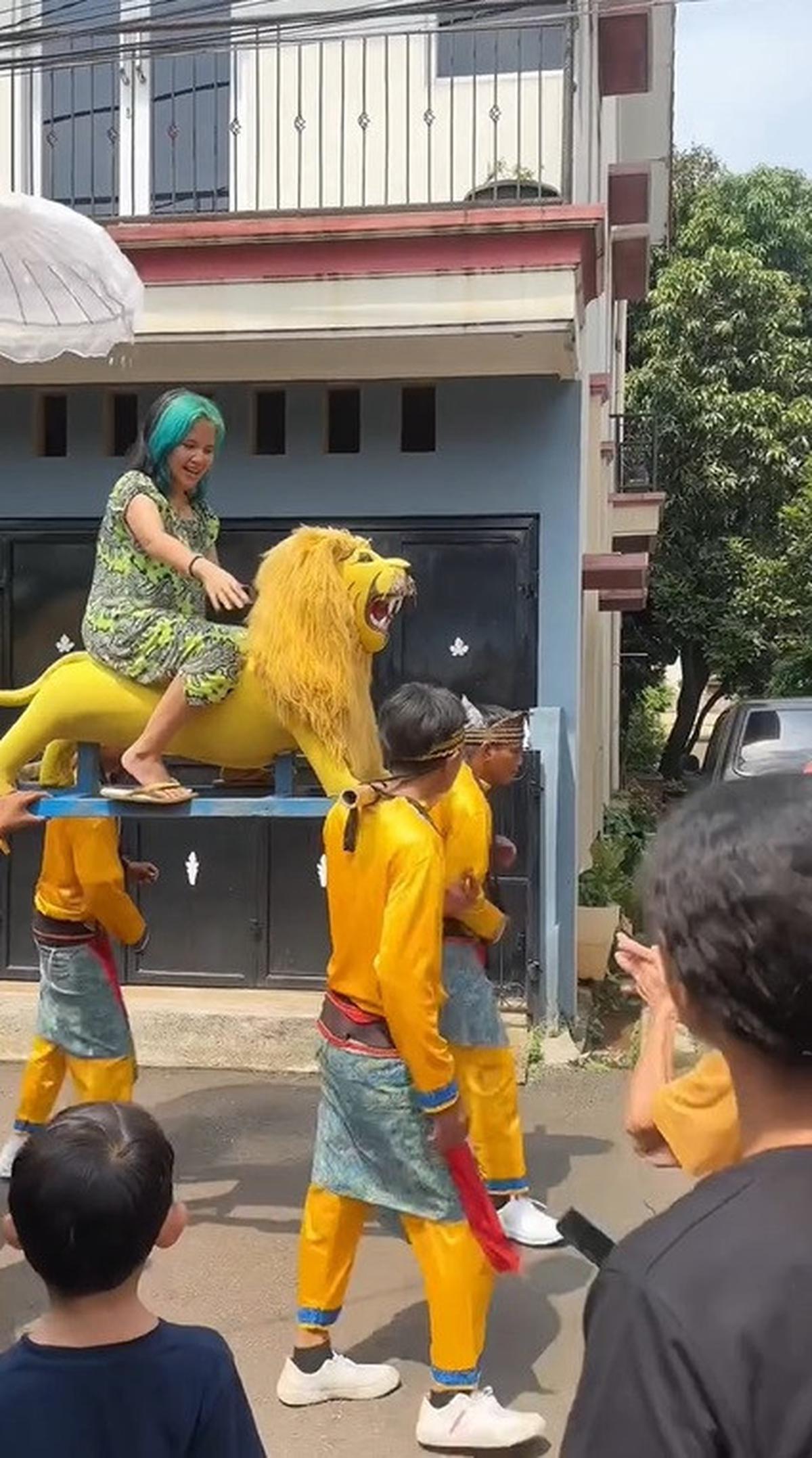 Potret Idgitaf Dapat Suprise, Masih Pakai Daster Diarak Keliling Komplek - Sebut Ulang Tahun Tergong