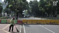 Kawat berduri dipasangkan di depan Gedung Mahkamah Konstitusi (MK), Jakarta, Rabu (26/6/2019). Kepolisian memperketat penjagaan di sekitar Gedung MK dengan kawat berduri, kendaraan lapis baja, serta ratusan personel. (merdeka.com/Iqbal S. Nugroho)