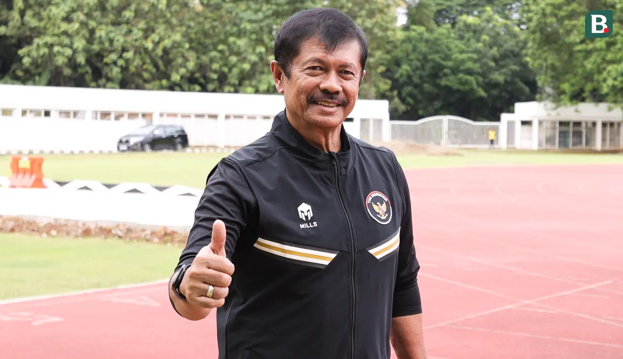 Indra Sjafri saat latihan Timnas Indonesia U-22 di Stadion Madya, Senayan, Jakarta, Rabu (26/11/2025).