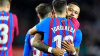 Jordi Alba dan Memphis Depay berpelukan dalam duel Barcelona versus Alaves di Camp Nou, Minggu (31/10/2021). (AFP/Pau Barrena)