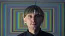 Neil Harbisson, orang pertama di dunia yang memasang antena di tengkoraknya, berpose di Mataro dekat Barcelona pada 23 September 2021. Antena Cyborg adalah sistem sensorik yang dibuat untuk memperluas persepsi warna. (Josep LAGO / AFP)