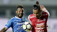 Striker Persib Bandung, Patrich Wanggai, duel udara dengan bek Arema FC, Hamkah Hamzah, pada laga Liga 1 di Stadion GBLA, Jawa Barat, Kamis (13/9/2018). Persib menang 2-0 atas Arema FC. (Bola.com/M Iqbal Ichsan)