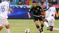 Salah satu aksi penyerang Meksiko Javier Hernandez (tengah) pada pertandingan kualifikasi Piala Dunia 2018 melawan Honduras, di San Pedro Sula, Selasa (17/11/2015), yang dimenangi Meksiko 2-0. (AFP PHOTO / ORLANDO SIERRA)
