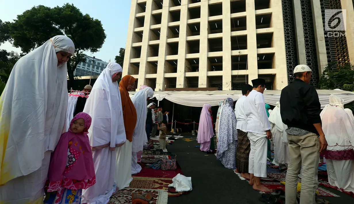 Umat Islam melakukan Salat Idul Adha 1438 H di Pelataran Masjid Istiqal, Jakarta, Jumat (1/9). Salat Idul Adha 1438H ini diikuti ribuan jemaah, baik yang dalam masjid maupun yang dihalaman dan sekitaran masjid. (Liputan6.com/Johan Tallo)