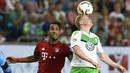 Kevin De Bruyne duel udara dengan Medhi Benatia pada laga German Supercup di Wolfsburg, Sabtu (1/8/205). De Bruyne pindah dari Wolfsburg ke Manchester City dengan nilai transfer 55 juta poundsterling. (AFP Photo/Tobias Schwarz)