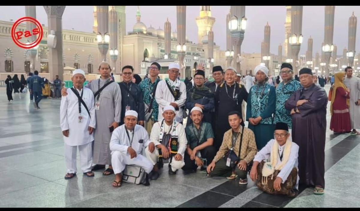 Para artis dan musisi dari tanah air ikut mendoakan para personel Pas Band yang sedang melaksanakan ibadah umrah.&nbsp;
