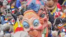 Sejumlah " Schwellkopp " atau kepala besar meramaikan karnaval di Cologne, Jerman, Rabu (11/11/2015). Orang Jerman menamakan karnaval ini dengan sebutan karnaval bodoh. (AFP PHOTO/Fredrik VON Erichsen)   				