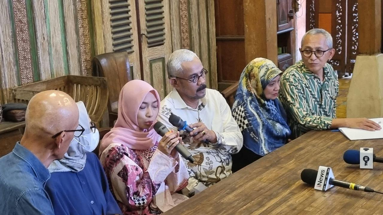 Pita Istri Diplomat Arya Daru Masih Tak Percaya Suaminya Meninggal: Ini Masih Seperti Mimpi