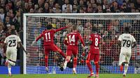 Penalti pemain Liverpool Mohamed Salah digagalkan oleh kiper AC Milan Mike Maignan pada pertandingan Grup B Liga Champions di Anfield, Liverpool, Inggris, Rabu (15/9/2021). Liverpool menang 3-2. (AP Photo/Rui Vieira)