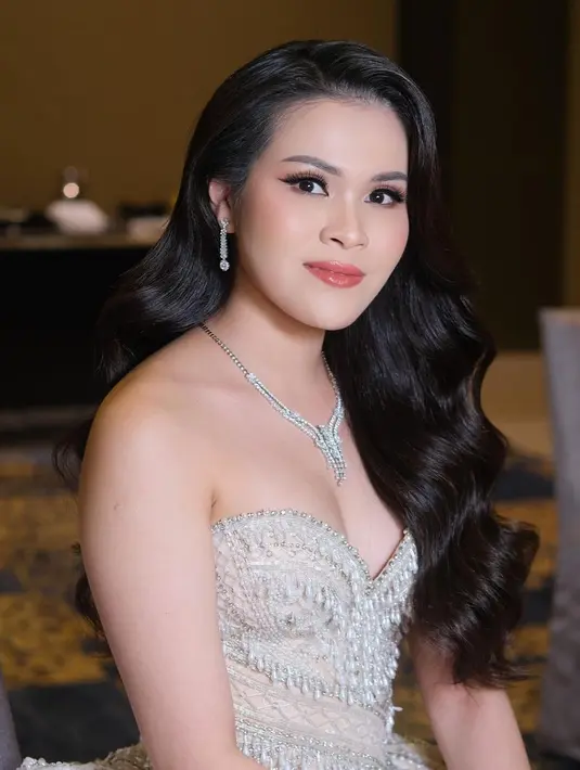 Penampilan luar biasa Chen Giovani di acara resepsi dan after party. Rambut panjangnya yang bergelombang dibiarkan tergerai, makeupnya bernuansa merah muda yang nude dan lembut, namun penuh pesona.  [Foto: Instagram/malvava]