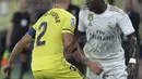 Penyerang Real Madrid, Vinicius Junior berusaha melewati pemain Villareal, Mario Gaspar  pada pertandingan La Liga Spanyol di stadion Ceramica (1/9/2019). Real Madrid bermain imbang 2-2 atas Villareal. (AP Photo/Alberto Saiz)