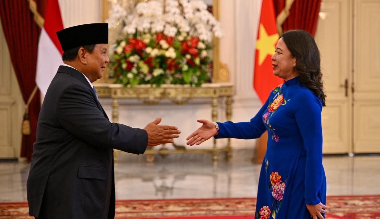 Hari pertama usai dilantik menjadi Presiden Republik Indonesia, Prabowo Subianto menerima kunjungan kehormatan dari beberapa tamu negara. (BAY ISMOYO/POOL/AFP)