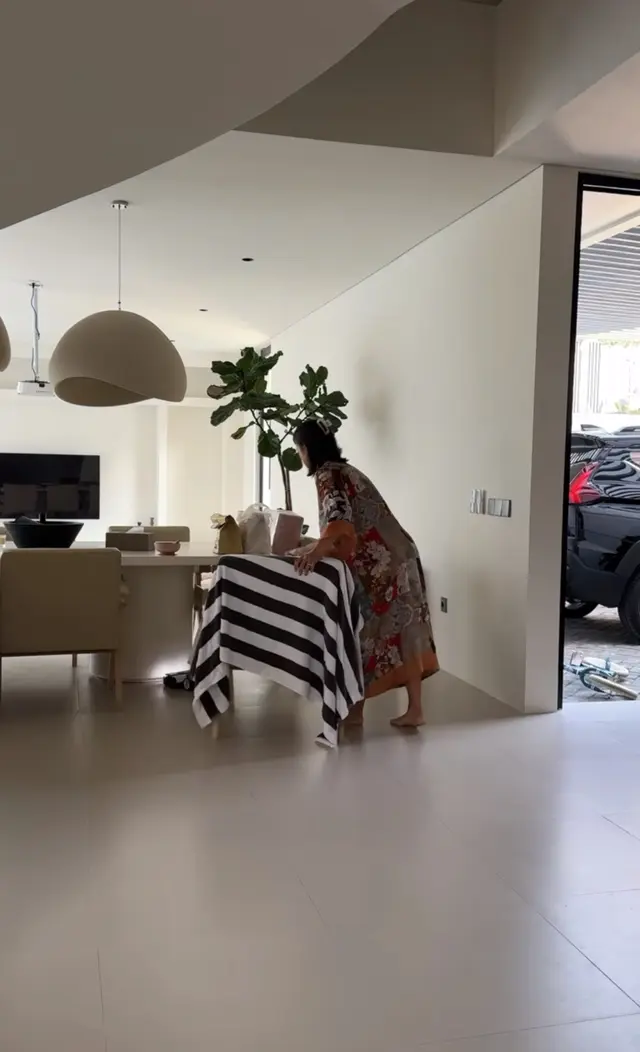 7 Pesona Jennifer Bachdim saat pakai daster, bukti ibu rumah tangga tetap tampil menawan dasteran