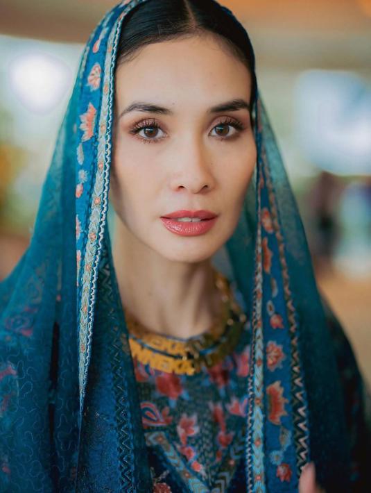 Tidak kalah mencuri perhatian seperti suaminya, Marsha Timothy pun tampil menawan dengan busana khas Minang. Tampil menawan, ibu satu anak ini menuai banyak pujian dari netizen. (Liputan6.com/IG/@vinogbastian__)