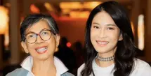Dian Sastrowardoyo mengunggah potret bersama sang ibunda yang tampil masih stylish. Keduanya kompak mengenakan pakaian serba putih. [@therealdisastr]