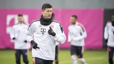 Penyerang Bayern Munchen Robert Lewandowski melakukan latihan terakhir di lapangan klub sebelum pertandingan grup Liga Champions, Munich, Senin (22/11/2021). Partai Liga Champions antara Dynamo Kyiv vs Bayern akan digelar di NSC Olympiyksyi pada Rabu (24/11) dinihari WIB.  (Matthias Balk/dpa via AP)