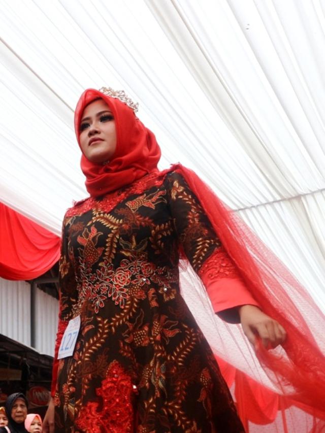 Peragaan busana batik bertajuk ‘Lenggak Lenggok Neng Pasar Segamas’, Purbalingga. (Foto: Liputan6.com/Dinkominfo PBG/Muhamad Ridlo)