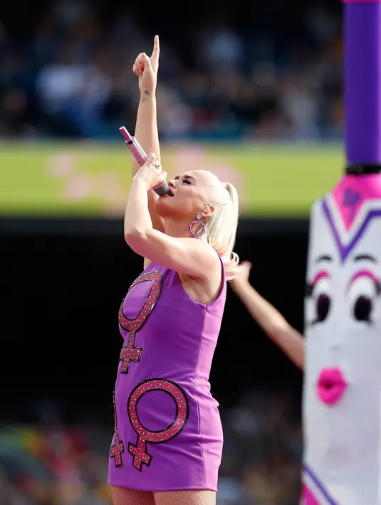 Penampilan penyanyi Katy Perry sebelum dimulainya pertandingan kriket Piala Dunia T20 Perempuan ICC 2020 di Melbourne, Minggu (8/3/2020). Tunangan Orlando Bloom tersebut tampil secara langsung (live) di atas panggung untuk pertama kalinya sejak mengumumkan kehamilannya. (AP/Asanka Ratnayake)